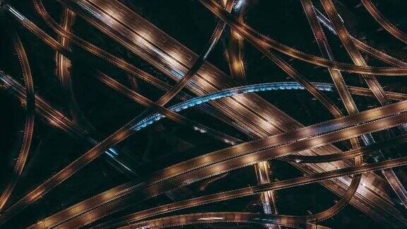 高架桥鸟瞰图和繁忙的交通在夜间