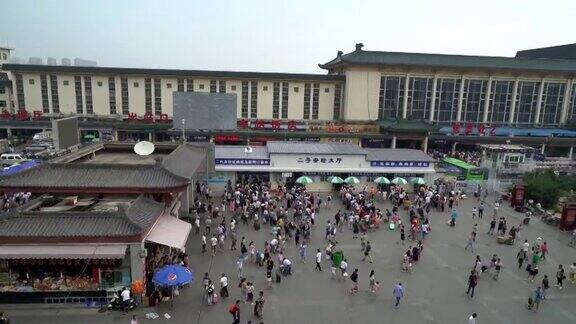 镜头:中国西安火车站广场上挤满了行人