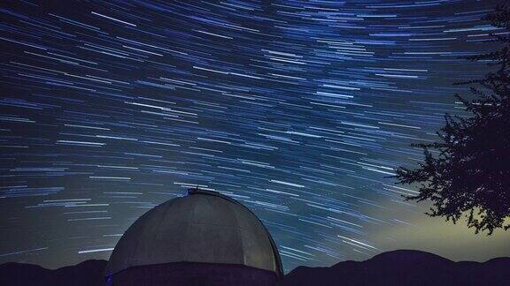 天文观测站在夜晚-星星移动在背景上