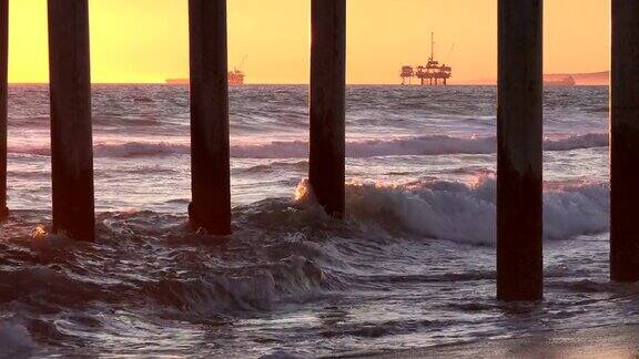 日落时分的海上石油钻塔