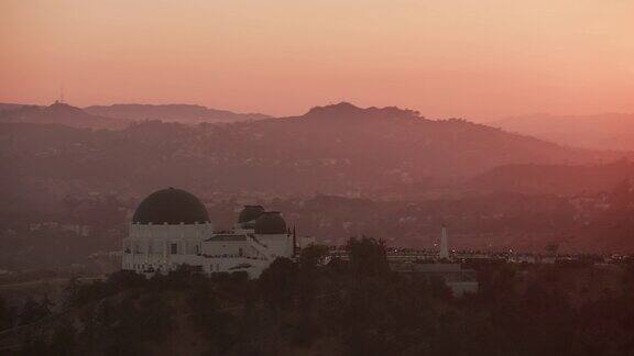 洛杉矶日落时格里菲斯天文台的航拍
