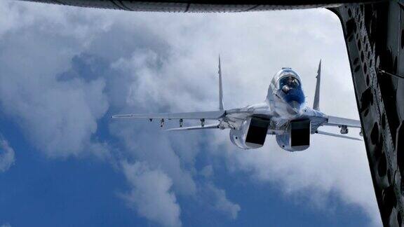 飞行中的战斗机米格29支点4k超高清空对空视频