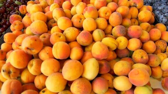 市场桌上的一堆杏子