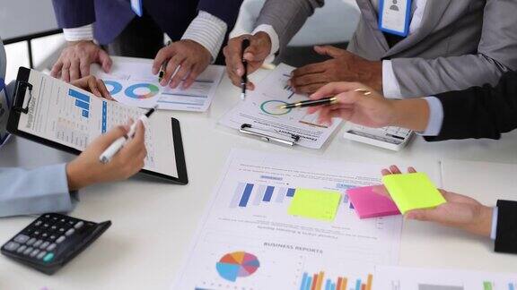 业务会议业务团队集思广益讨论增长图表分析业务财务和投资计划人们在组织中讨论和交流想法来计划团队合作