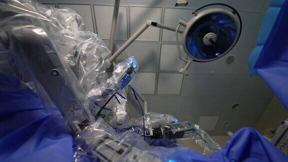 达芬奇手术系统操作病人涂有塑料的机械臂缓慢地来回移动低角度视图
