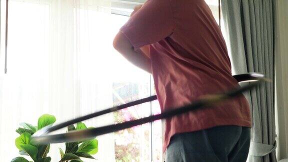 亚洲男孩在家靠窗玩呼啦圈积极的生活方式