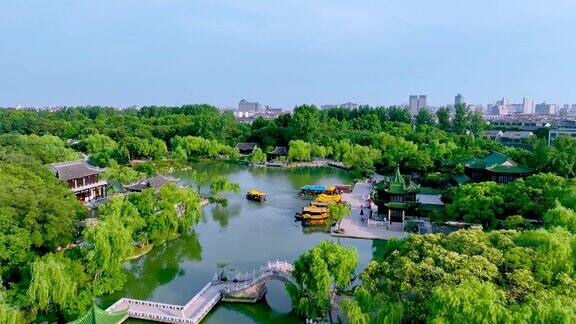 中国江苏省扬州市细长西湖风景区的春景和大明寺航拍