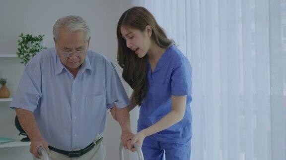 ??护士在医院照顾残疾老人