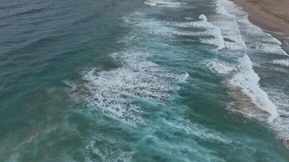 无人机在富埃特文图拉岛科费特海滩上的泡沫海浪