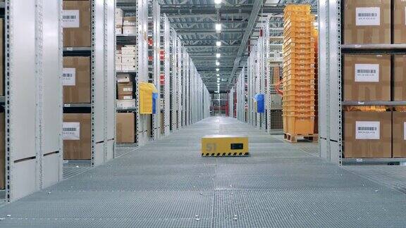 一个工业机器人穿过仓库走廊
