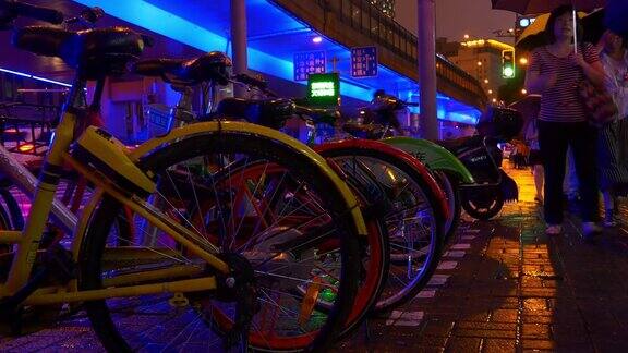 雨夜上海城市交通街道自行车停车全景4k中国