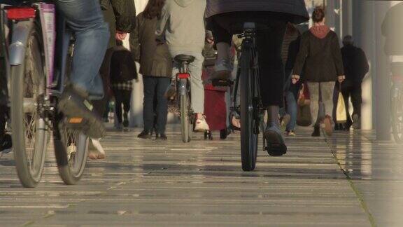 人们在日落时分散步或骑自行车