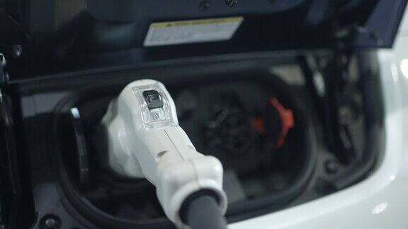 电动汽车是一种可以在电站内停车充电的汽车