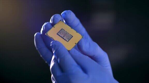 CPU在技术人员手中处理器正在检查是否有明显的缺陷在现代电子制造工厂设计工程师持有微芯片新一代微芯片特写