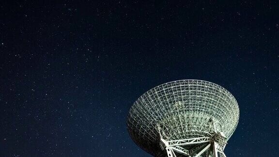 夜间观测天空的射电望远镜