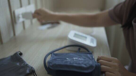 妇女在家里测量血压