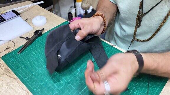 男子创造了一个皮革和包钱包