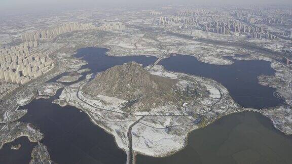 中国山东济南华山城市在冬季雪后的景象红色的叶子谷