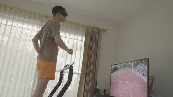 戴着VR眼镜的人在跑步机上跑步未来的体育运动在线课堂健身房在家里与VR体验