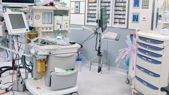 手术室有现代化的医疗设备