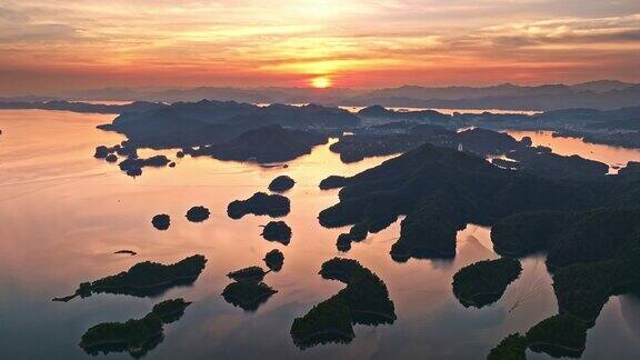 中国浙江省杭州淳安千岛湖自然景观日落航拍画面