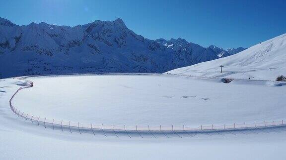 帕索德尔托纳莱意大利用于滑雪坡道的人工集水库冬天的时间冻湖