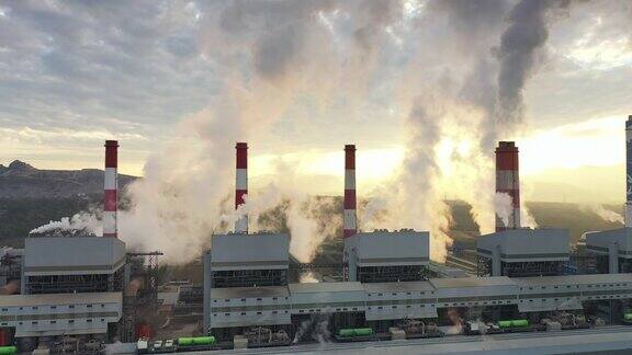 工业发电厂的管道用烟雾污染大气