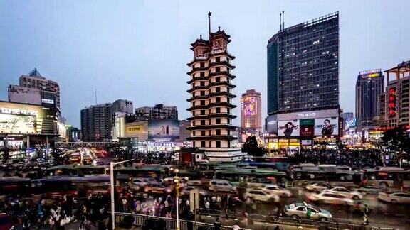 中国郑州2018年3月25日:从日落到夜晚中国郑州的二七牌纪念塔和交通