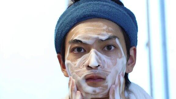 年轻人每天早上洗脸作为日常皮肤护理
