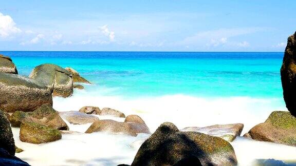 泰国普吉岛西米兰岛白沙滩与海浪的田园风光