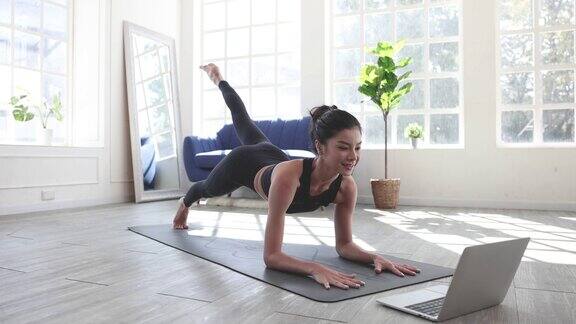 亚洲女性通过视频会议在家学习在线瑜伽课程健身教练在线瑜伽