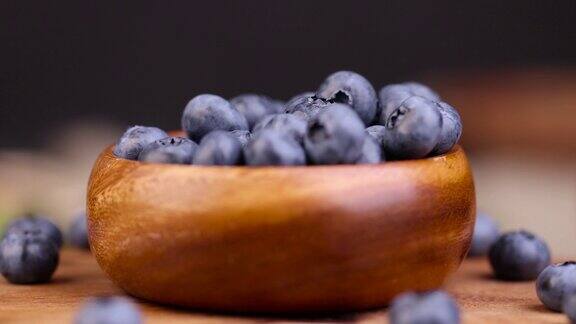 新鲜的蓝莓在桌子上