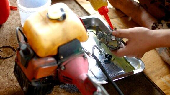修理工修理一台割草机的2T发动机
