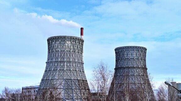 天然气结合了热电厂和巨大的管道烟雾蒸汽发电站