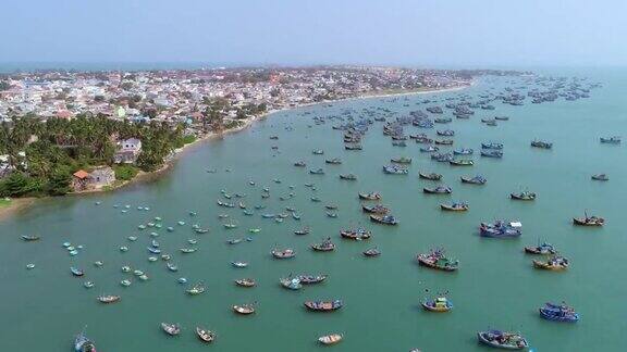 4k航拍越南小渔船和渔船在港口越南