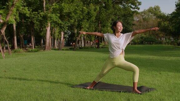 在大自然中练习瑜伽的女人