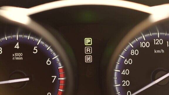 汽车转速表上的应急灯坏掉的汽车显示出应急灯注意到其他人正集中在仪表盘转速表上