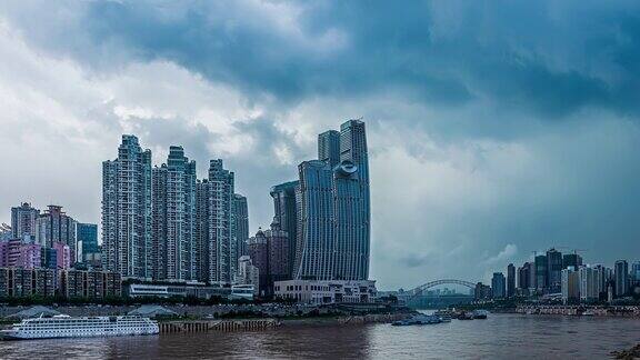 延时拍摄重庆的乌云和大雨与城市建筑和河流