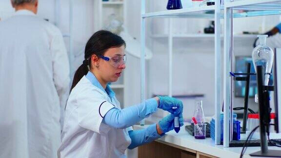 女科学家用移液管填充试管液体