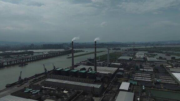 一个正在排放废气的造纸厂
