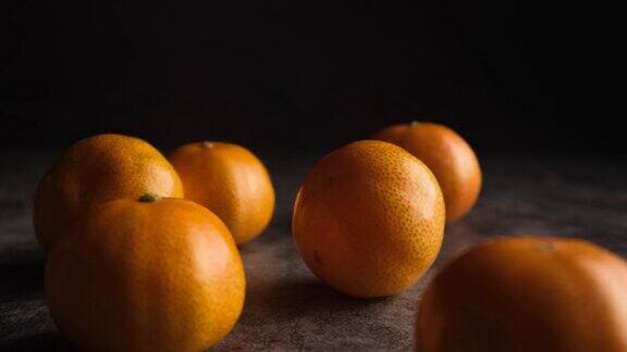 木桌上放着橘子
