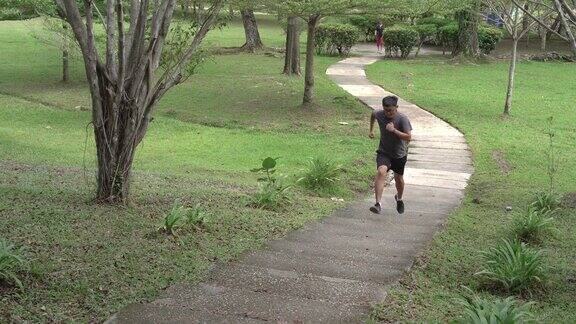 亚洲男子在公园慢跑的肖像