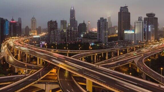 天桥鸟瞰图和城市交通高峰时间从白天到晚上上海中国