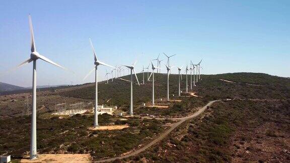 鸟瞰农场景观和产生清洁可再生能源的风力涡轮机为绿色生态世界生产可再生能源