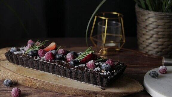 矩形挞巧克力芝士蛋糕与新鲜浆果美味的庆祝甜点