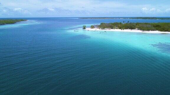 鸟瞰图的白色沙滩和岛屿在加勒比海与绿松石水域