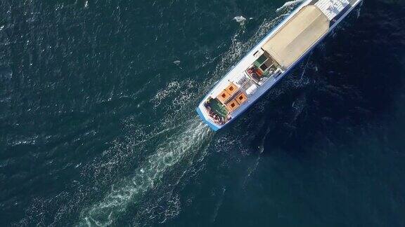 从上面俯瞰游客乘坐的游船甲板