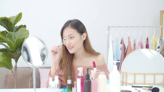 美丽的亚洲女人博客展示如何化妆和使用化妆品在摄像机前录制在家的视频直播商业在线影响者对社交媒体
