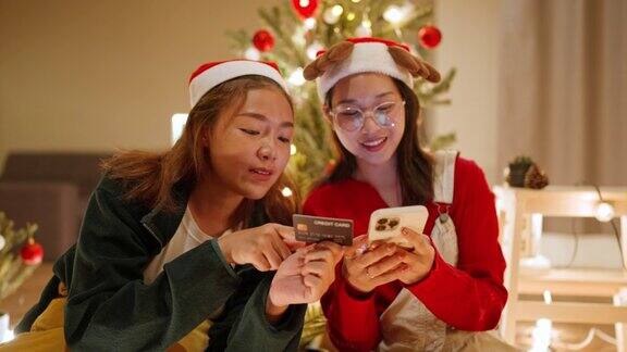 两个女人在网上购买圣诞礼物