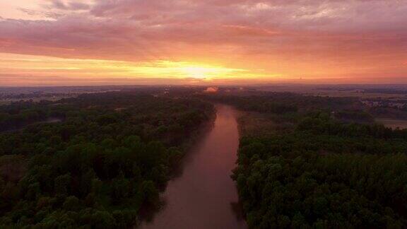 日出时分空中的穆尔河